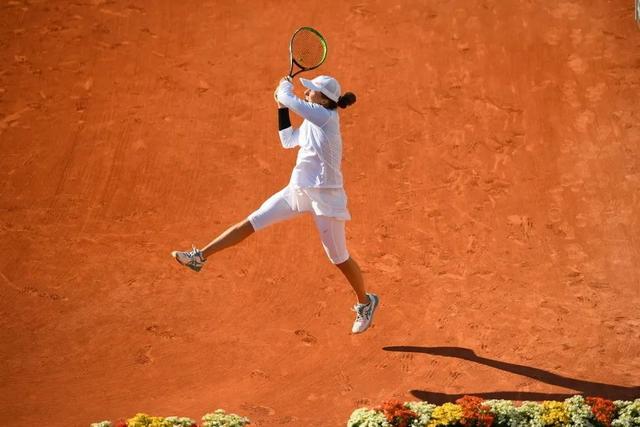 与他竞争的 与他竞争的